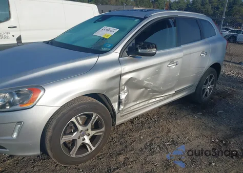 2014 Volvo Xc60 T6/T6 Platinum/T6 Premier Plus/T6 R-Design/T6 R-Design Platinum/T6 R-Design Premier Plus z USA, uszkodzony, nr VIN YV4902DZXE2533381